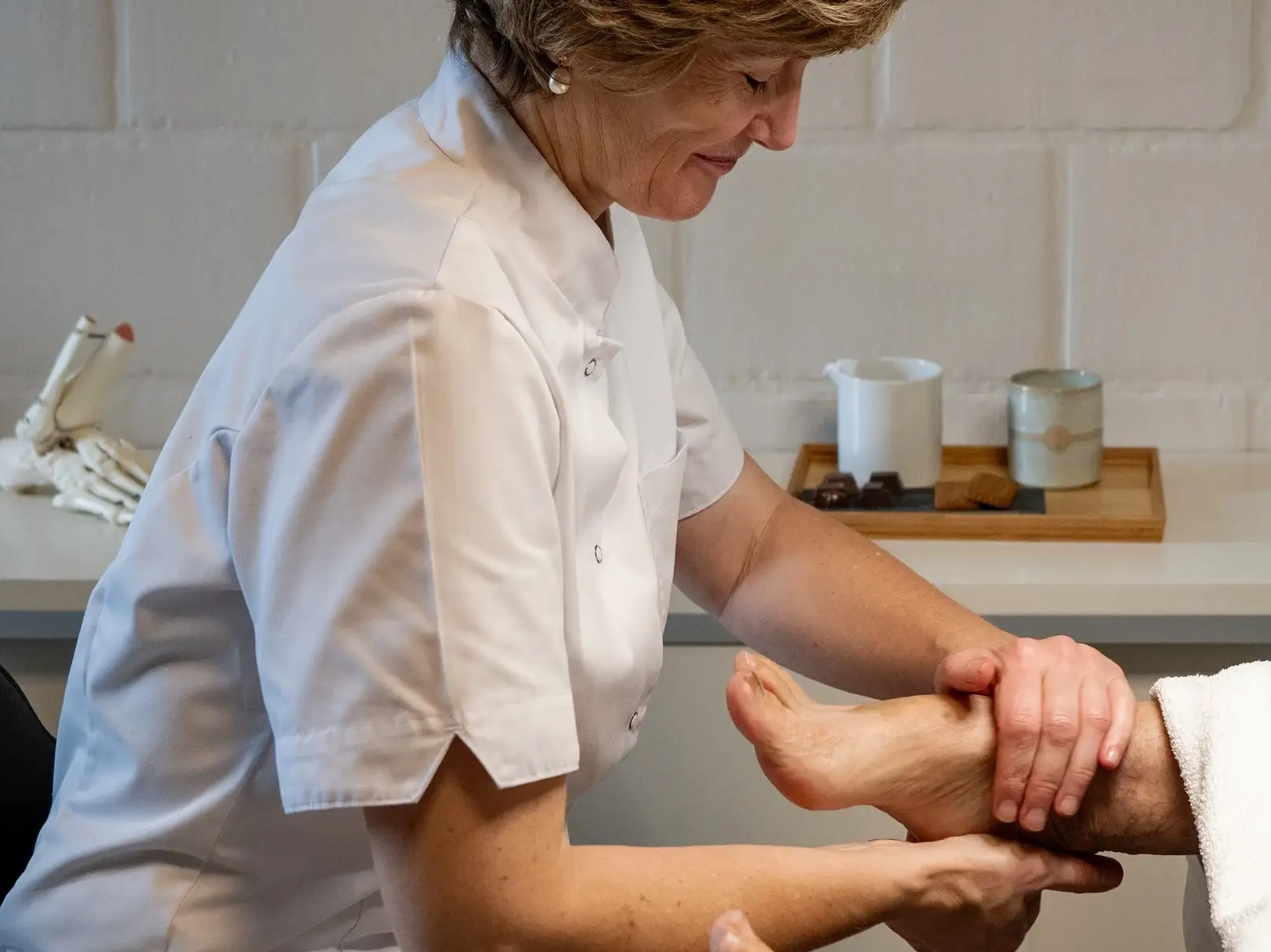Marieke voert een voetverzoring uit 5